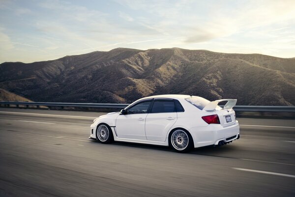 Coche blanco subaru impreza wrx