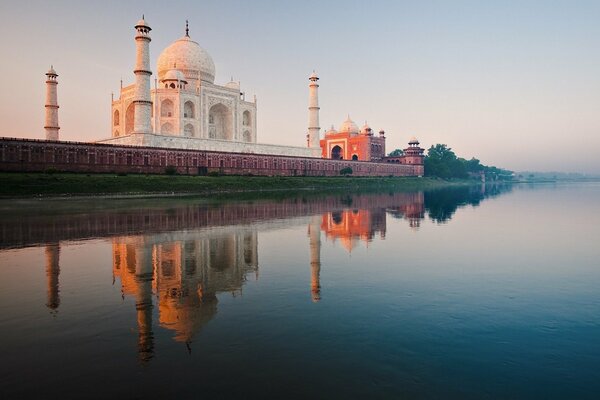 India río Jamba en el amanecer de la reflexión del edificio Taj Mahal