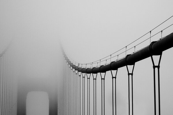 Hängebrücke am nebligen Morgen