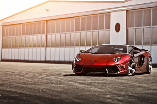 Auf dem Hintergrund eines roten Lamborghini Hangars 