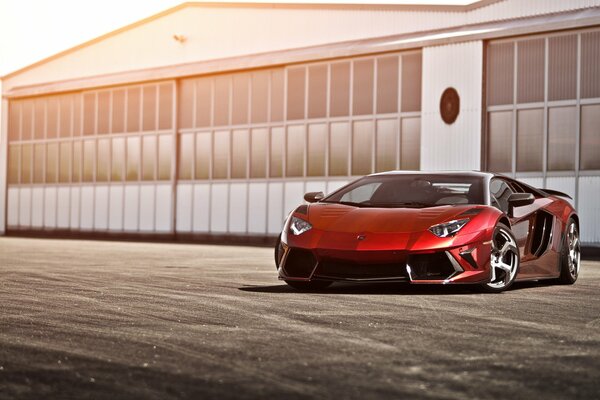 Sur fond de hangar rouge Lamborghini 