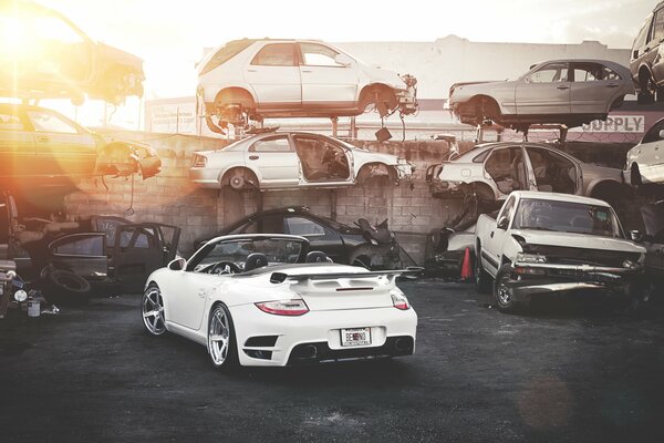 Un superdeportivo Porsche blanco en un vertedero