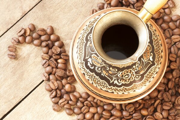 Dispersion de grains de café autour des turcs avec du café