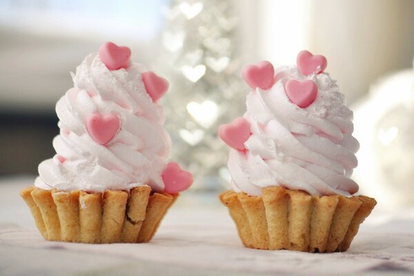 Pastel en cestas con corazones rosados