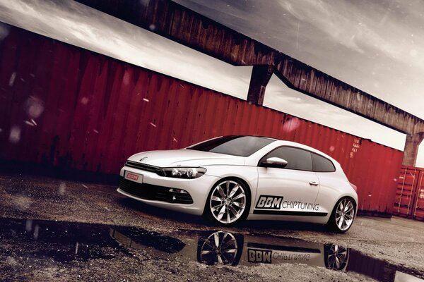 Volkswagen tuning scirocco et son reflet dans la flaque d eau