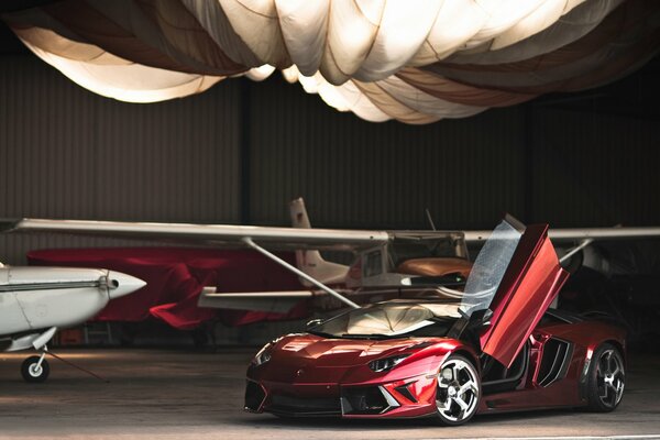 Lamborghini rouge sur fond d avion