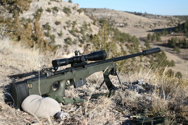 Rifle de francotirador l96 en el fondo de las colinas