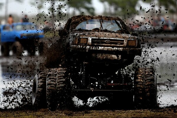 Toyota Hilux en salpicaduras de barro