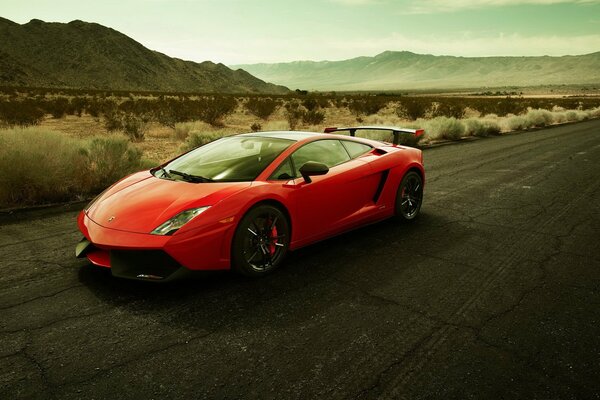 Roter Lamborghini gallardo vor dem Hintergrund der Berge