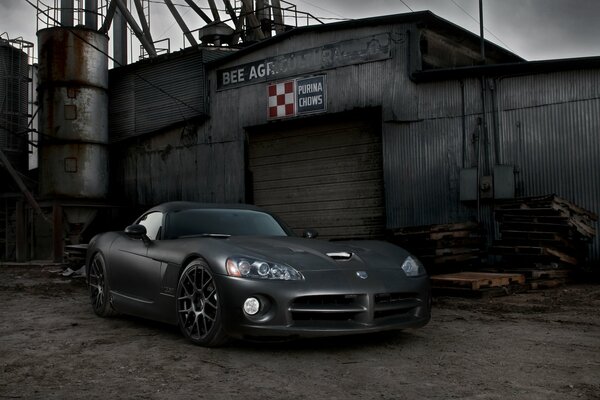 Dodge Viper mate en el fondo de los edificios