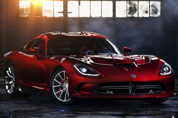 Dodge Viper rosso contro i raggi del sole