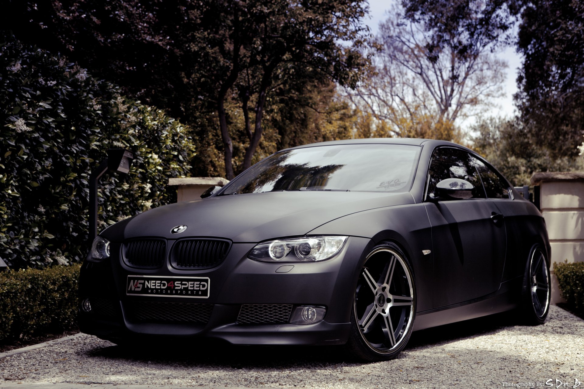 bmw 335i e92 czarny bmw matowy drzewa