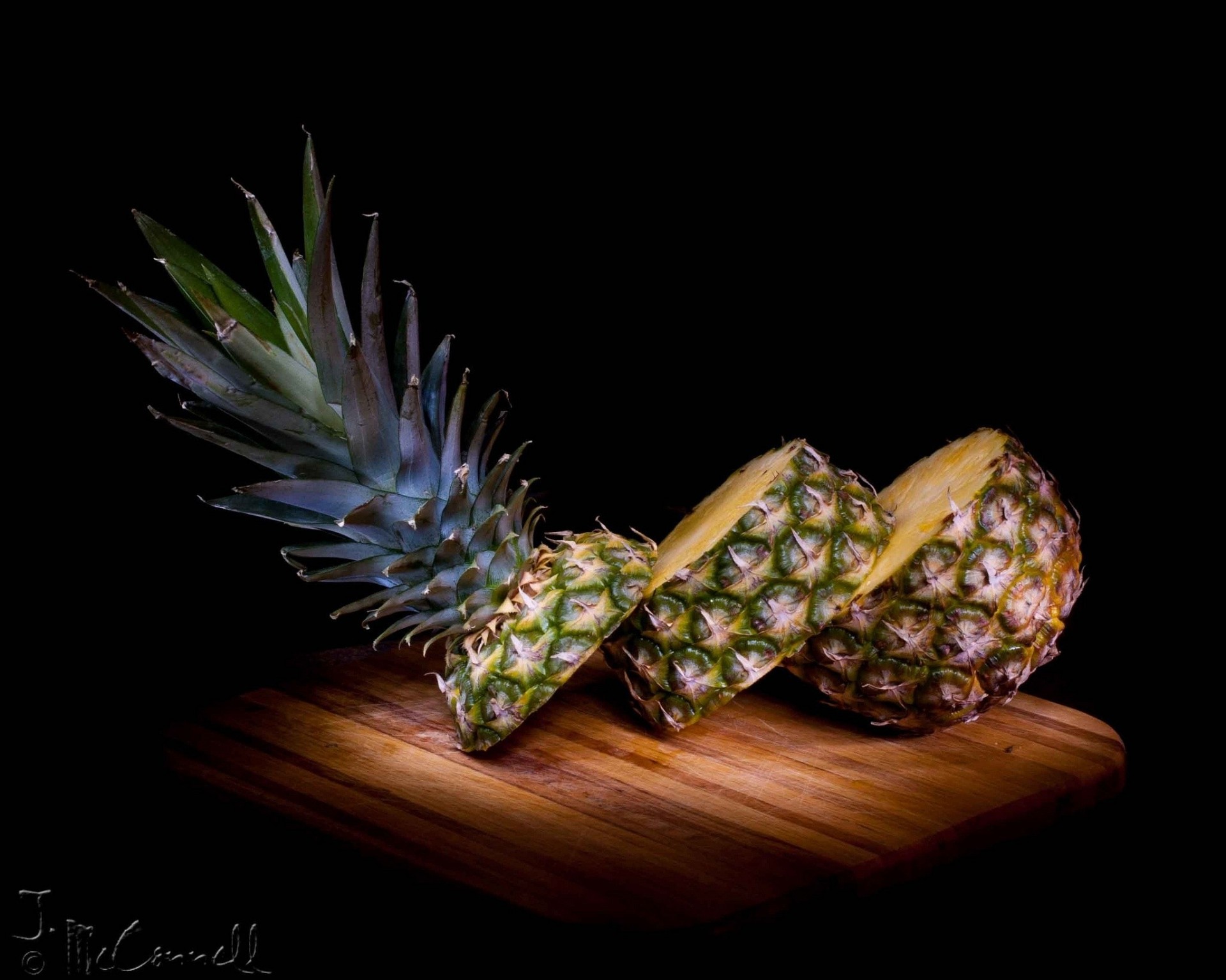 fond sombre ananas