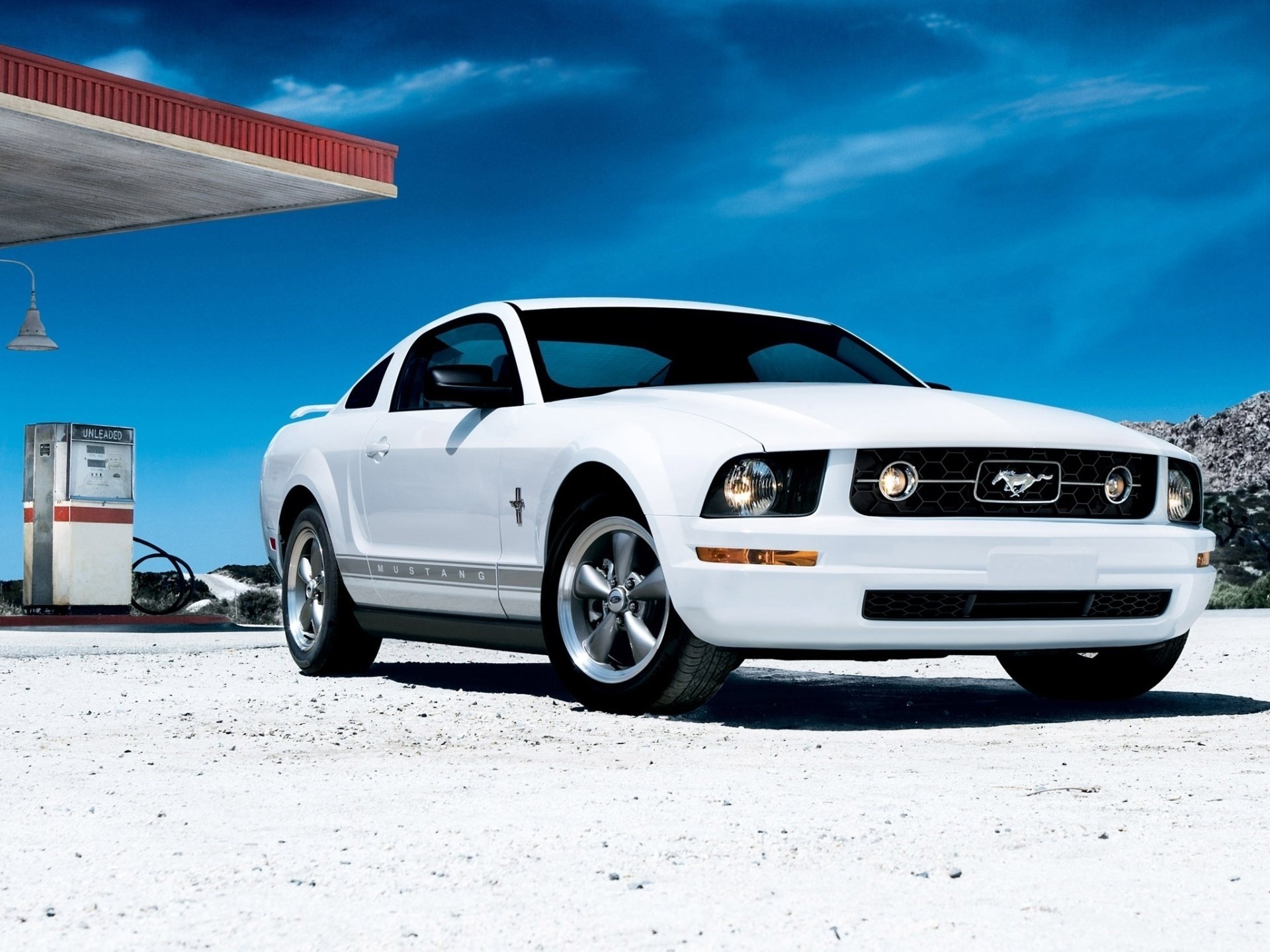 ford mustang coupé avant blanc ravitaillement ciel