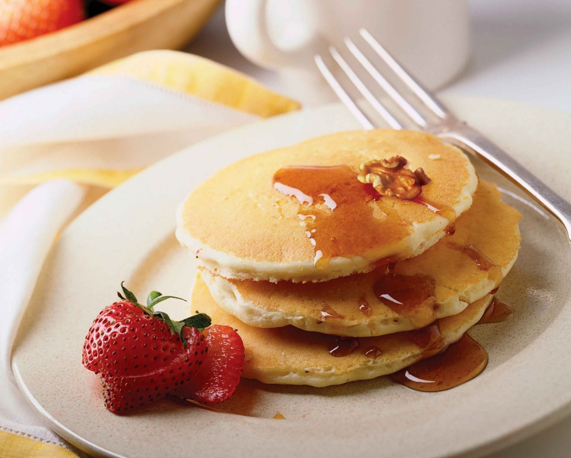 frühstück pfannkuchen nuss erdbeeren soße