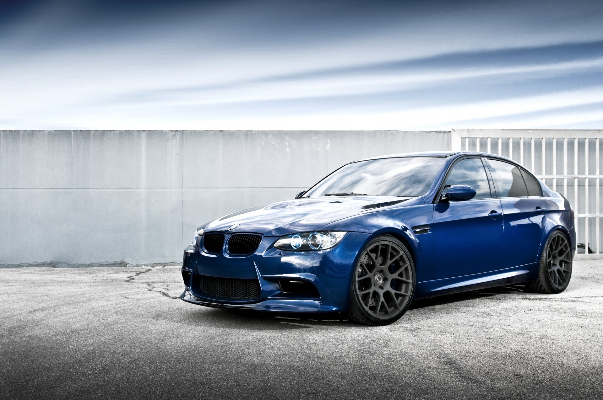 bmw m3 berlina blu bmw riflessione cielo nuvole