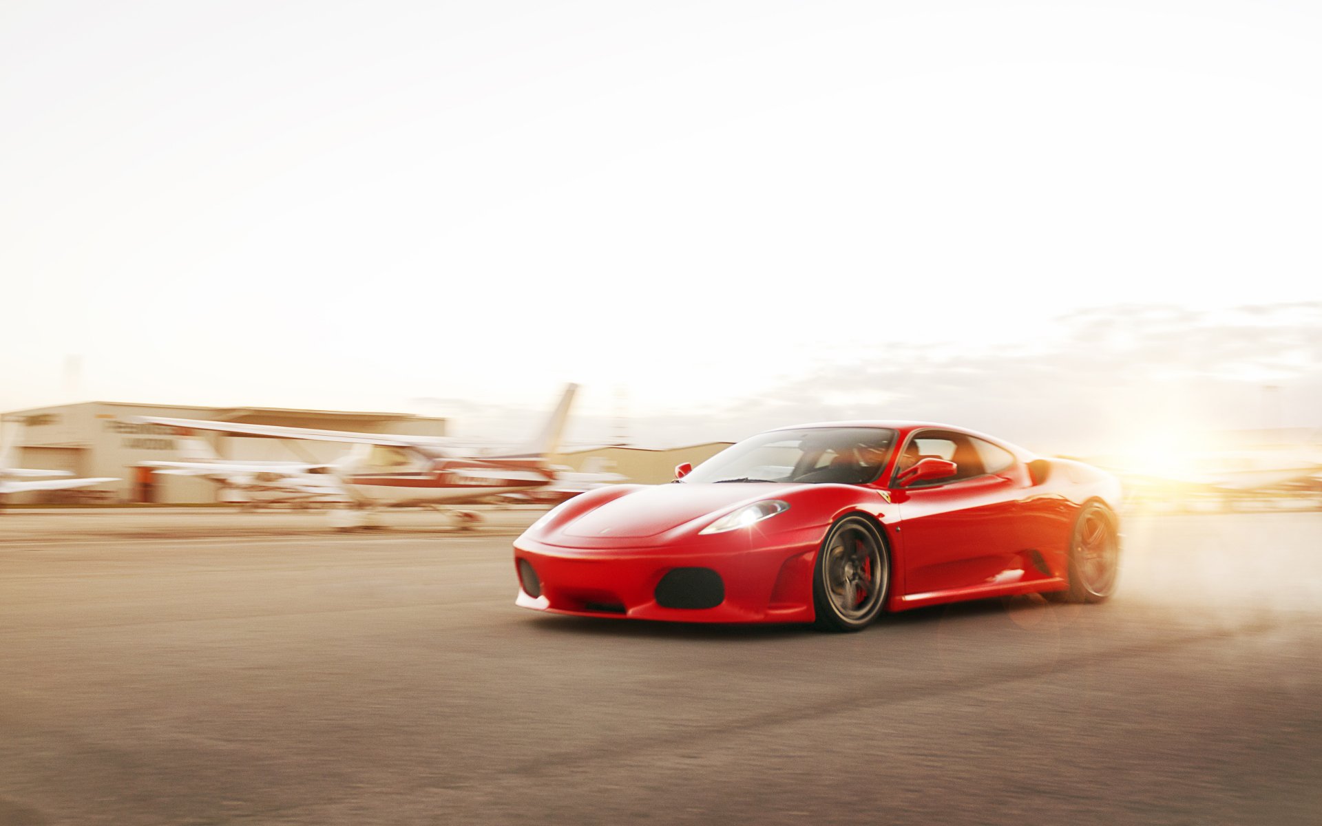 ferrari f430 rojo adv 1 ruedas ferrari rojo velocidad aeródromo sol resplandor