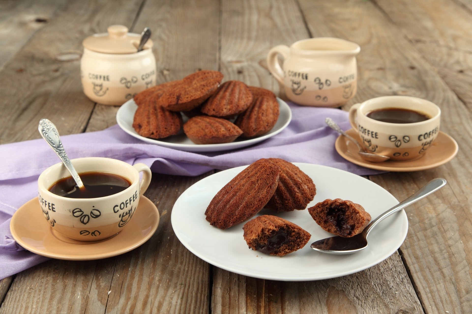 caffè tazze madeleine cucchiai biscotti