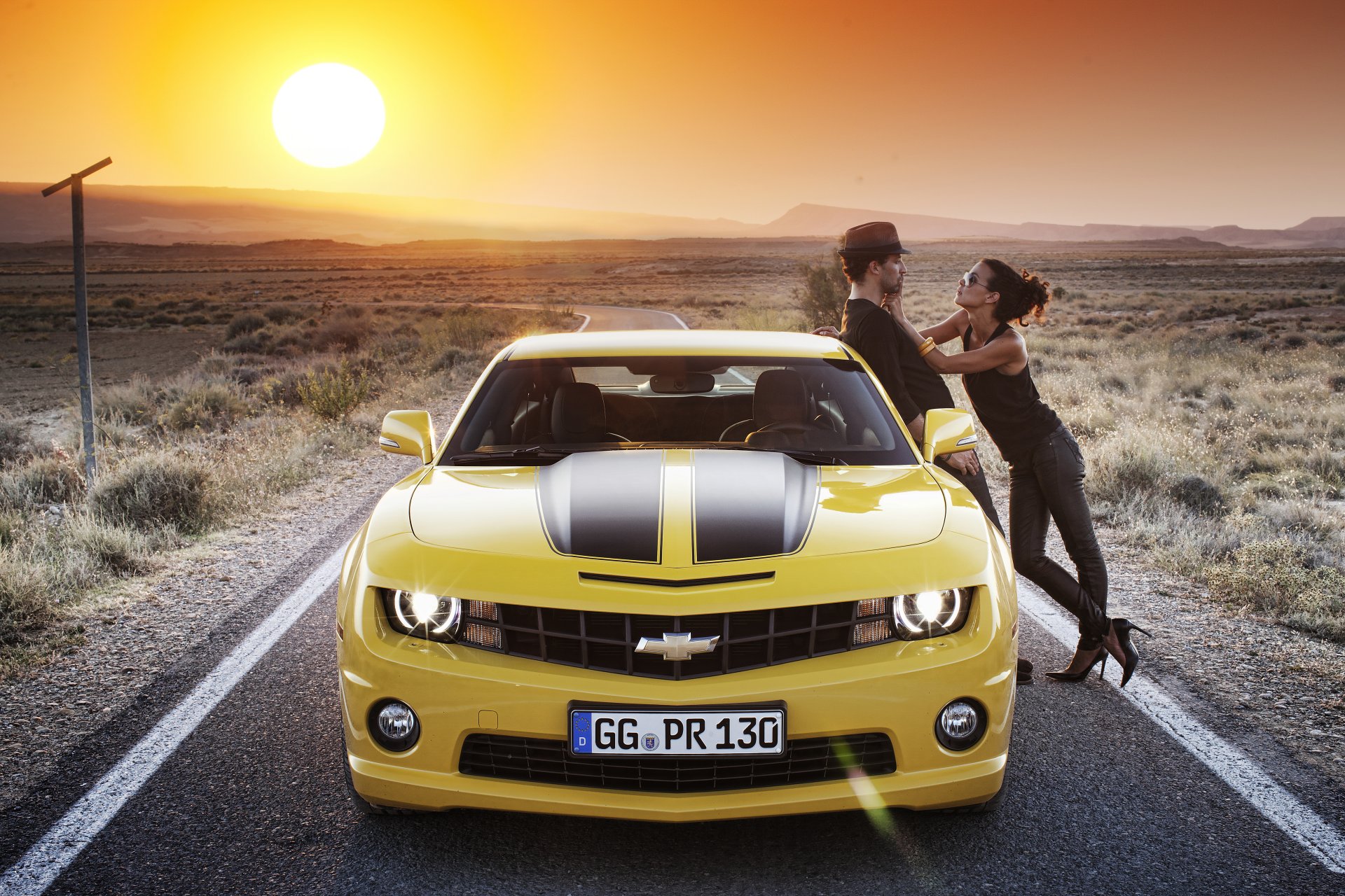 chevrolet camaro 2012 chevrolet camaro facet dziewczyna brunetka słońce natura góra krajobraz droga tapeta