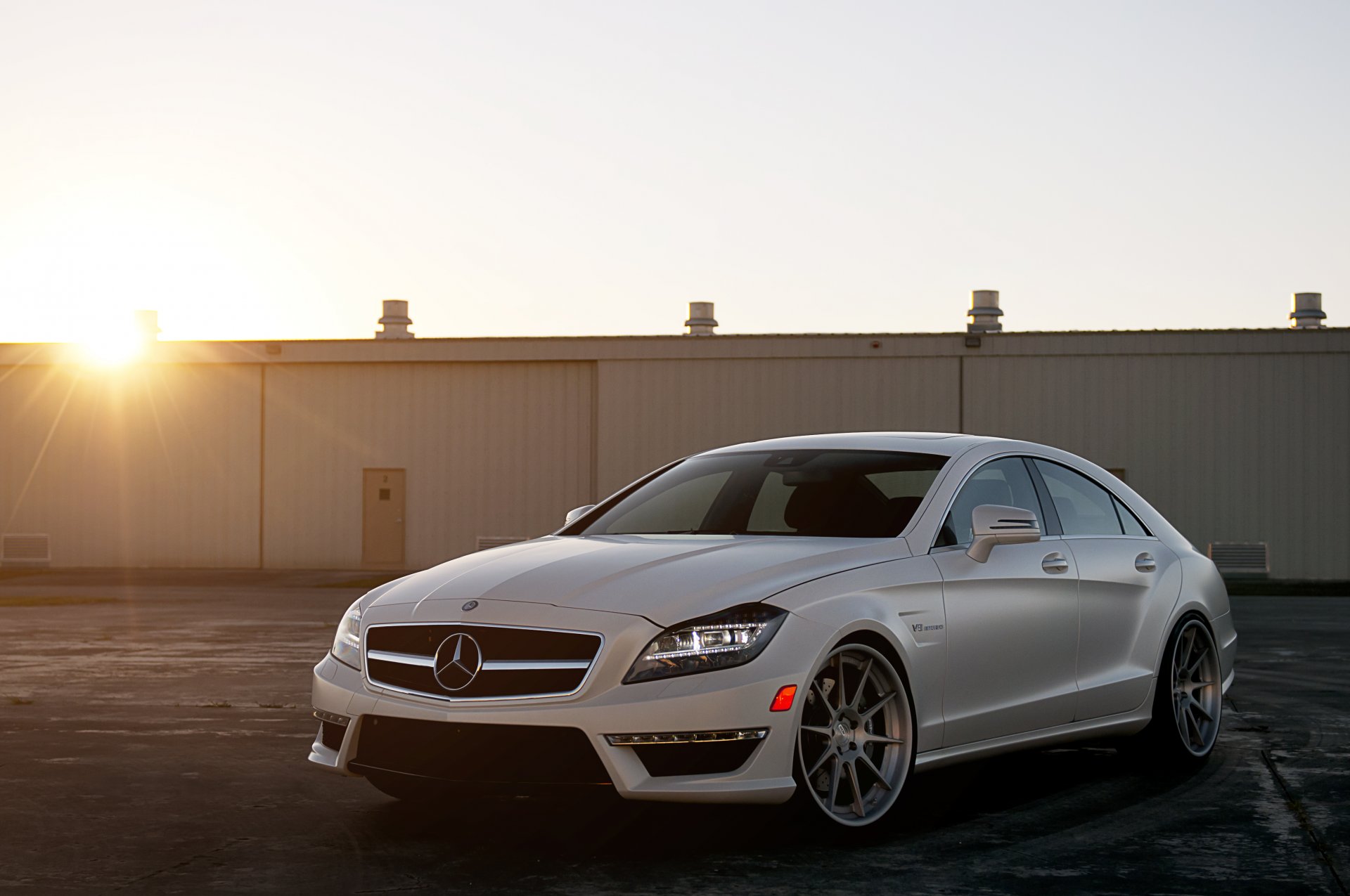 mercedes-benz amg cls-klasse cls 63 c218 blanc mercedes benz avant soleil coucher de soleil éblouissement