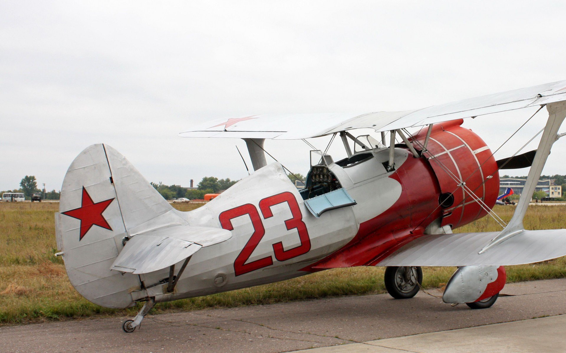 red white wings screw the plane