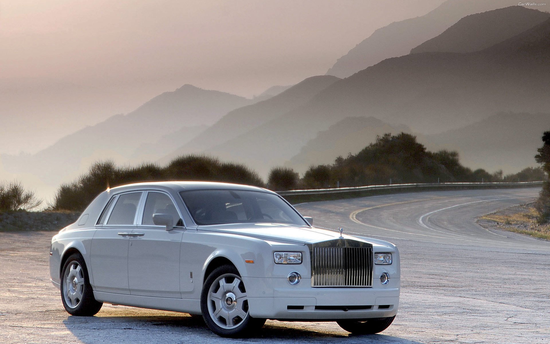 rolls royce phantom blanco carretera montañas sol naturaleza