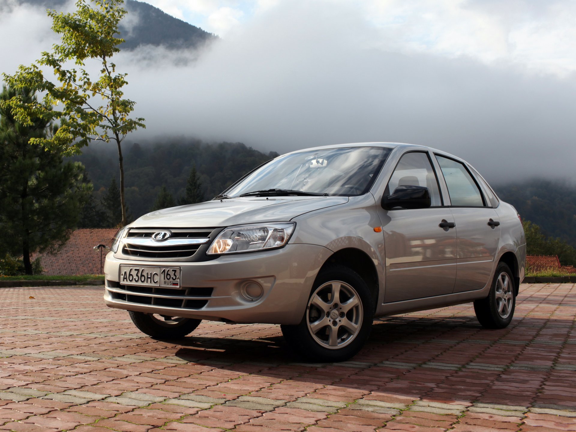 lada granta granta avant berline montagne brouillard