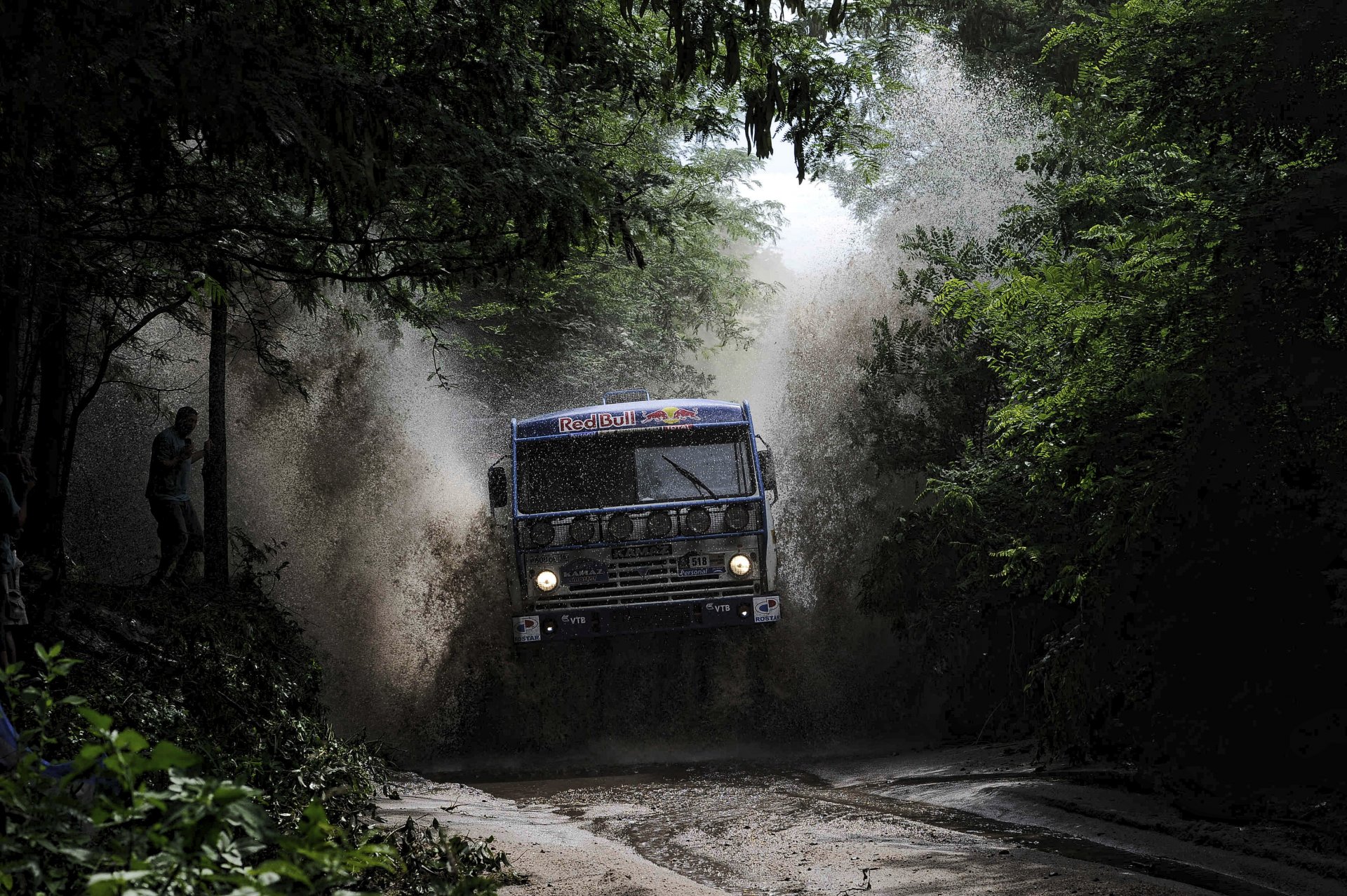 kamaz rajd paryż-dakar ciężarówka kamaz-master zieleń drzewa rozpryski woda kałuża