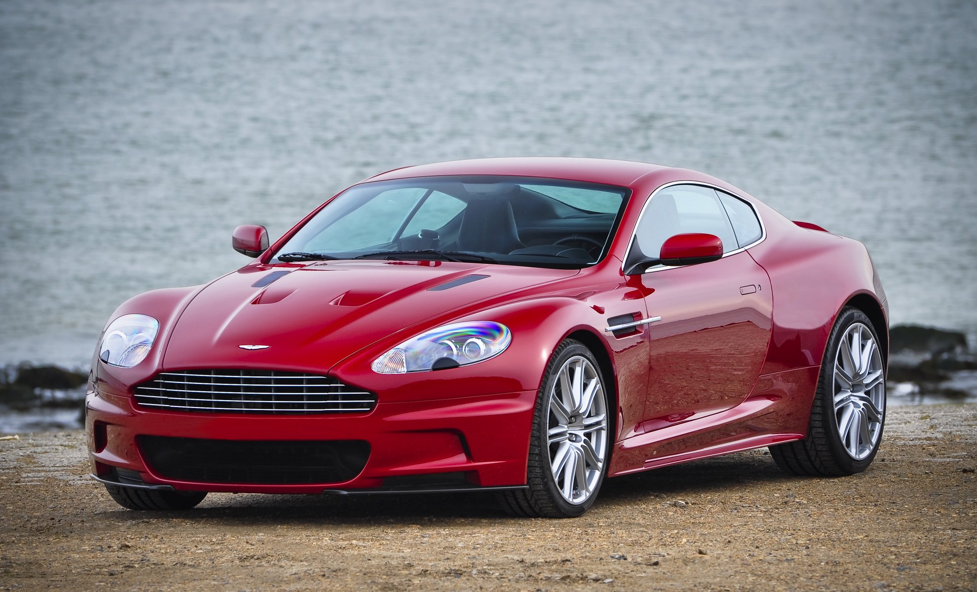 aston martin dbs czerwony