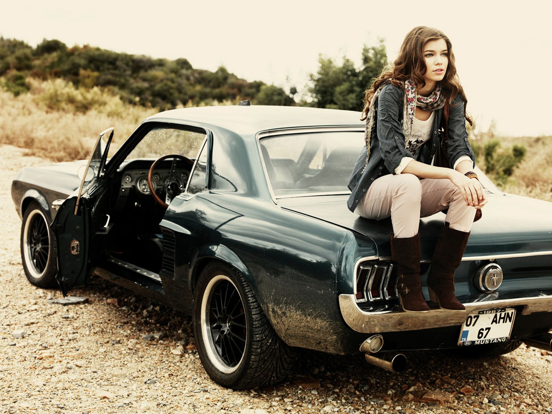 ragazza modello auto auto mustang ford 1967 anno strada ghiaia