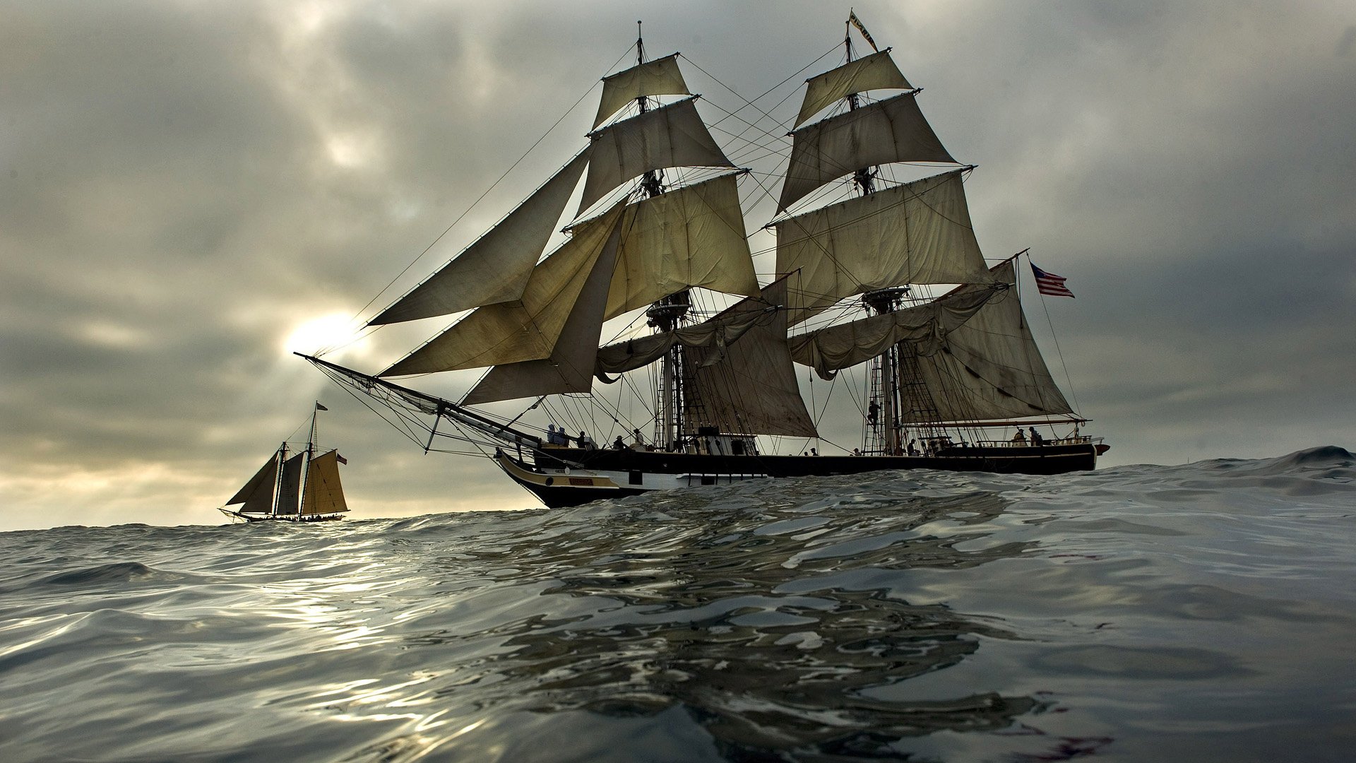 navires voiliers ciel mer vagues soirée