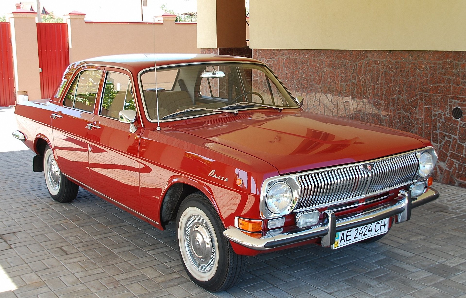 auto volga rojo