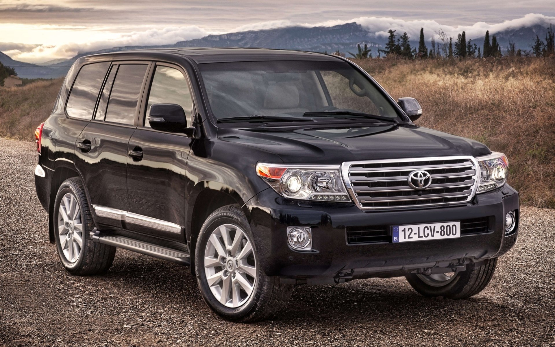 toyota land cruiser toyota land cruiser crusac front jeep suv straße feld bäume berge himmel