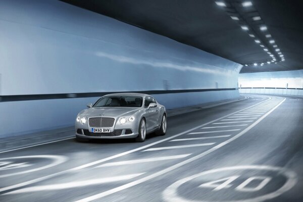 Bentley s graues Auto im Tunnel