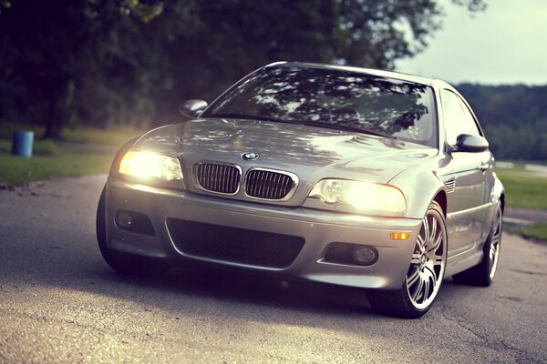 Licht aus den Scheinwerfern Abendlandschaft mit BMW