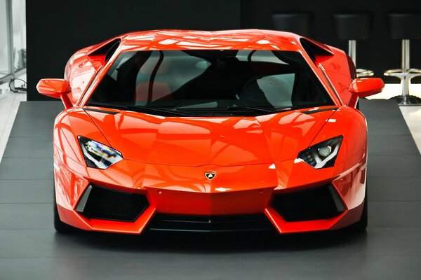 Roter Lamborghini avantgardistisch in der Ausstellung