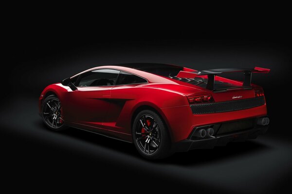 Parte posteriore di una Lamborghini rossa su sfondo nero