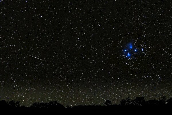 Météore dans le ciel étoilé de la nuit