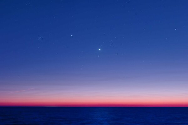 Étoile brillante dans le ciel nocturne