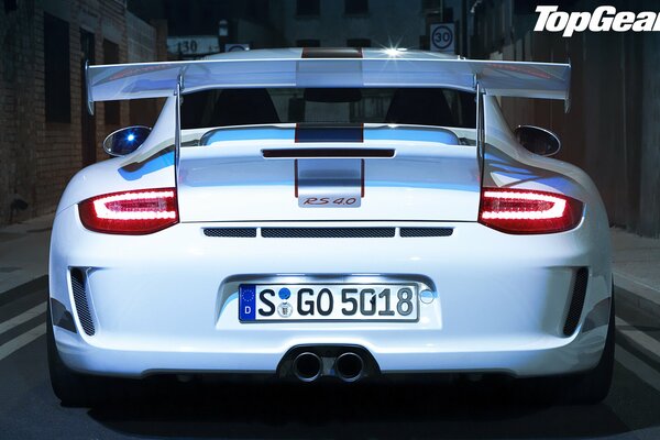 Rückansicht des weißen Porsche Supersportwagens