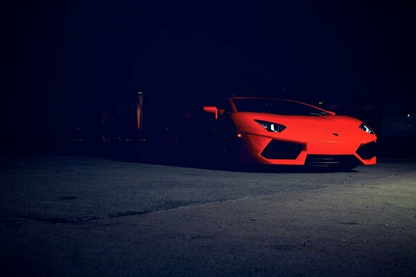 Lamborghini aventador rouge dans l obscurité