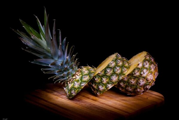 Ananas juteux sur planche de bois