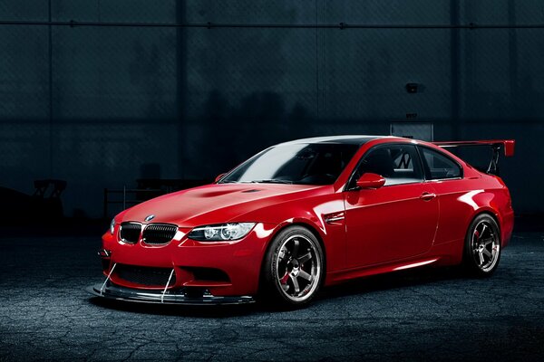 BMW rojo con modificaciones adicionales