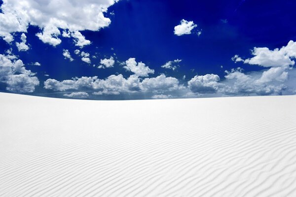 Dans le désert, le sable et le beau ciel