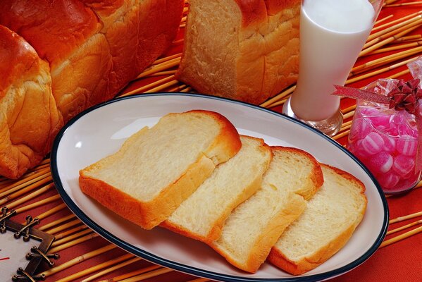 Delicioso, blanco, pan suave con dulces para el Desayuno