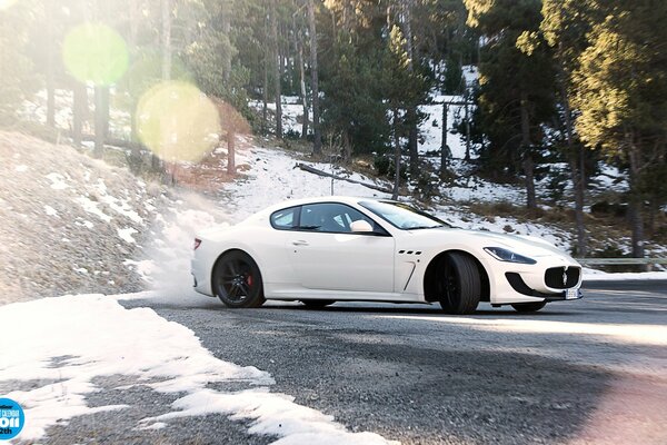 Maserati granturismo supercar white