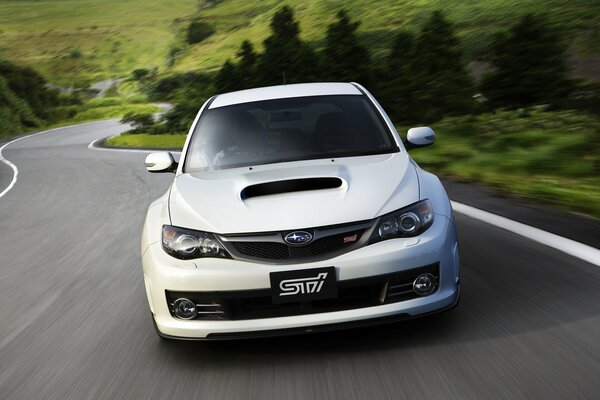 Voiture de sport blanche Subaru Impreza