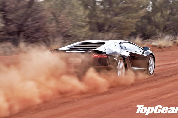 La polvere è un pilastro e lui è davanti a questo bellissimo Lamborghini