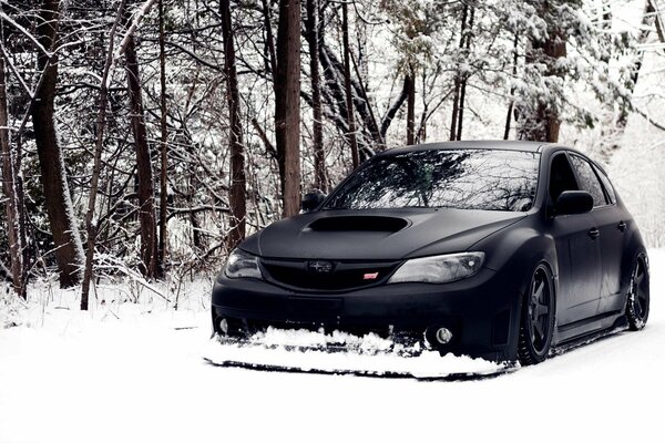 Coche negro en medio de la nieve