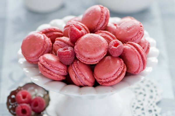 Plato de macarrones rosados con frambuesas